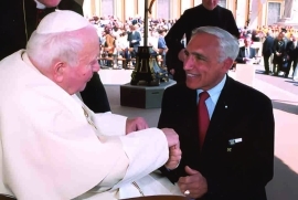 Joseph Sciame shaking hands with the Pope