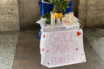 Grazie Papa Francesco memorial poster and candles