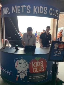 Jason Glantz at Mr. Met's Club kiosk