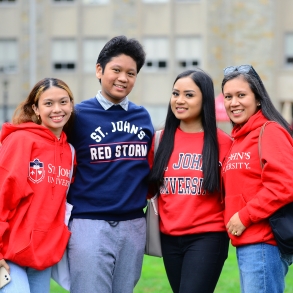 A total of 463 families—more than 2,000 students, parents/guardians, siblings, and relatives—joined together at the Queens, NY, campus of St. John’s University on October 8–10 for Family Weekend, the first in-person event of its kind in two years.