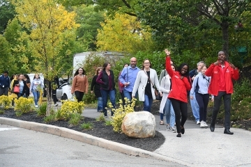Family arrives on campus 960x640