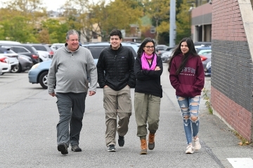 A family arrives from parking lot