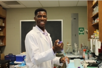 Joel Ennin ’20P in a lab