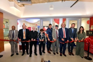 Drs. E. Lawrence and Adele V. Deckinger Center for Integrated Advertising Communications 