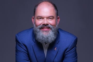 St. John’s University alumnus John Kaliabakos ‘94P professional headshot