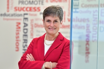 Karen Simons headshot