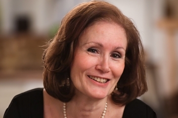 Angela Tomei Robinson headshot