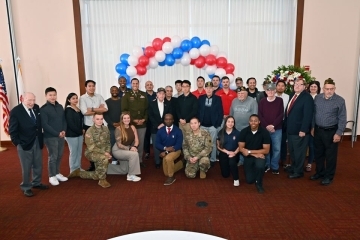 Group of faculy, students and veterans taking a photo 