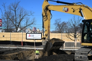 Construction vehicle and construction worker