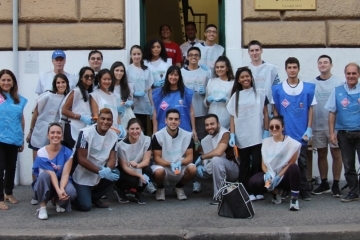 Group shot of students posing infront of St. John's Rome Campus