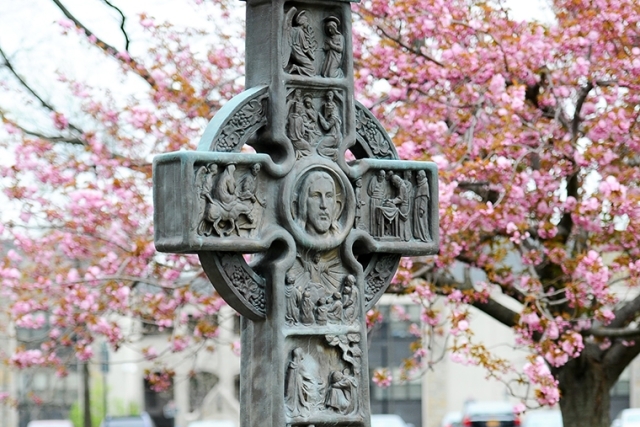 Image of the keltic cross statue