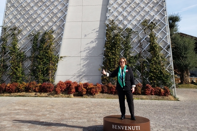  Teacher infront of statue 