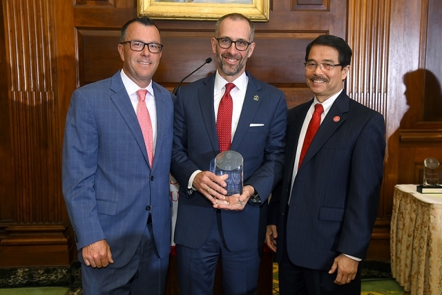 2019 Founder's Society Dinner attendee, Dean Simons and President Gempesaw