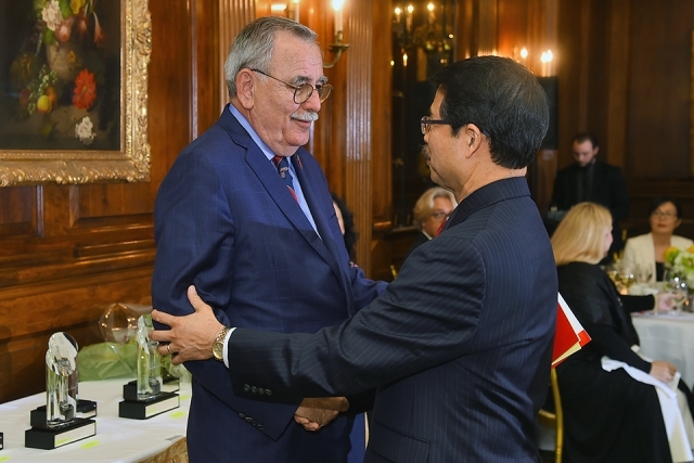 2019 Founder's Society Dinner attendee and President Gempesaw shaking hands