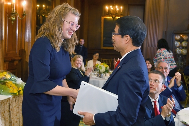 2019 Founder's Society Dinner attendee shaking hands with President Gempesaw