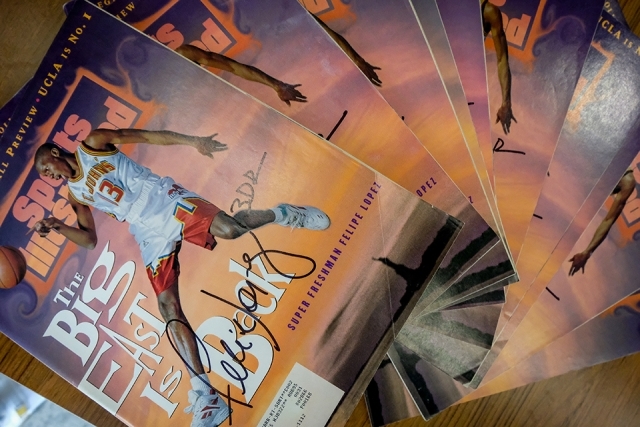Felipe Lopez autographed copies of Sports Illustrated