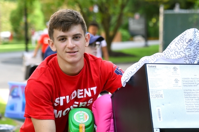 Student Mover bringing items to dorm room