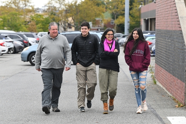 A family arrives from parking lot