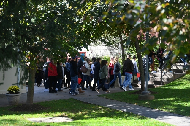 Families tour on SI Campus
