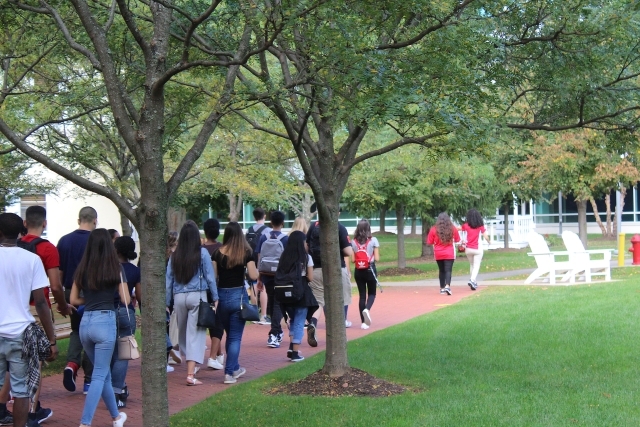 High school students tour the Staten Island Campus.