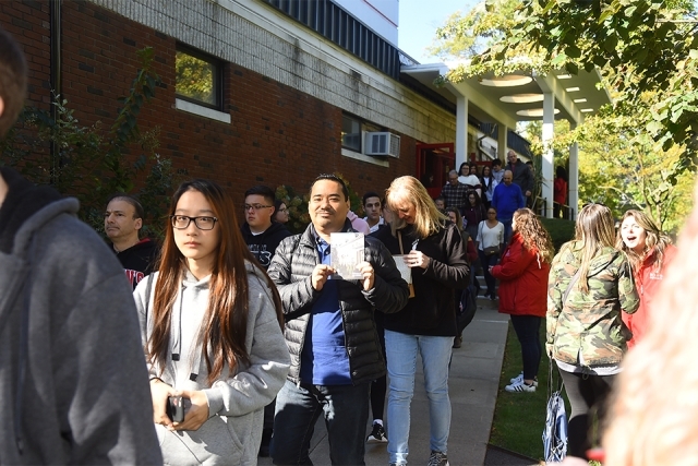 Leaving the Open House Welcome on SI Campus