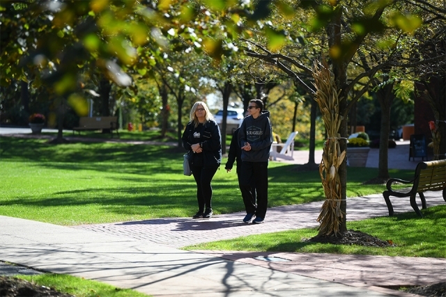 SI Open House student with family