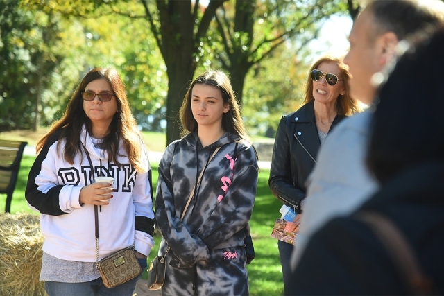 SI students on Open House tour
