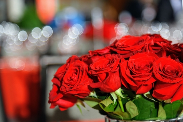 Bouquet of red roses at the table