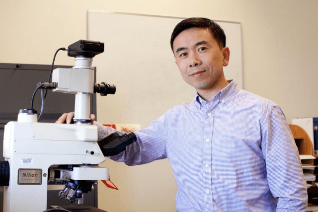 Yong Yu at a microscope