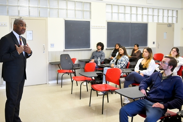 Rep. Greg Meeks Visits Queens Campus to meet students
