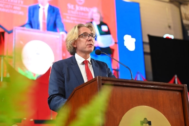 Dr. Møller standing at the podium