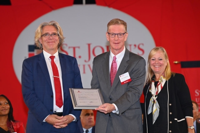 Dr. Møller and university employee pose for a photo