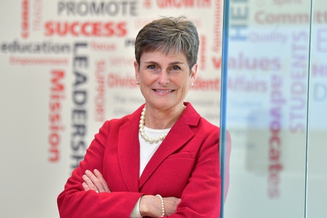 Karen Simons headshot