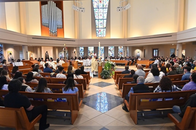 picture of the inside of St. Thomas More Church