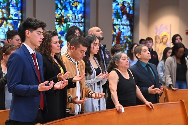 People in the pews saying a prayer