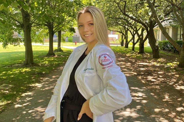 Natalia Turowska headshot outside