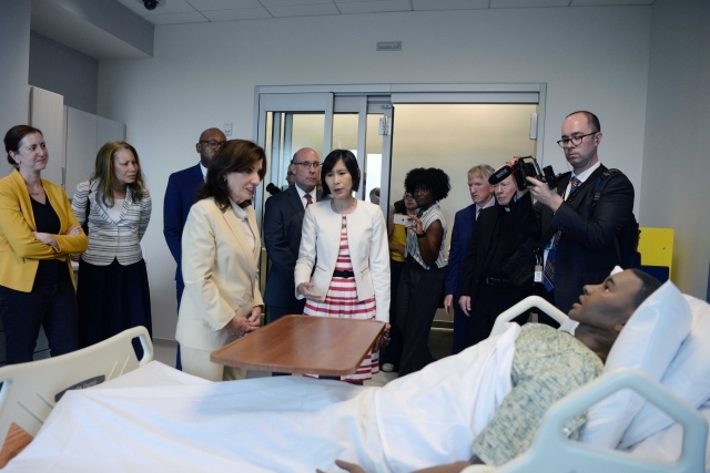 _governor_hochul_visits_health_science_center_and_our_nursing_students
