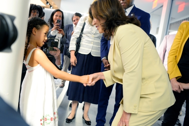 governor_hochul_meeting_a_young_girl_at_st._johns