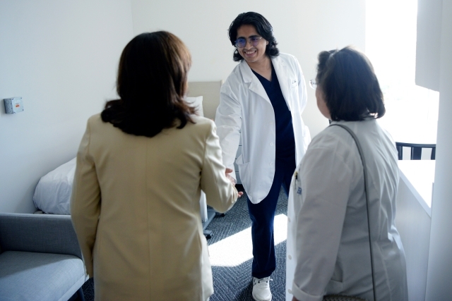 governor_hochul_shaing_st._johns_students_hand