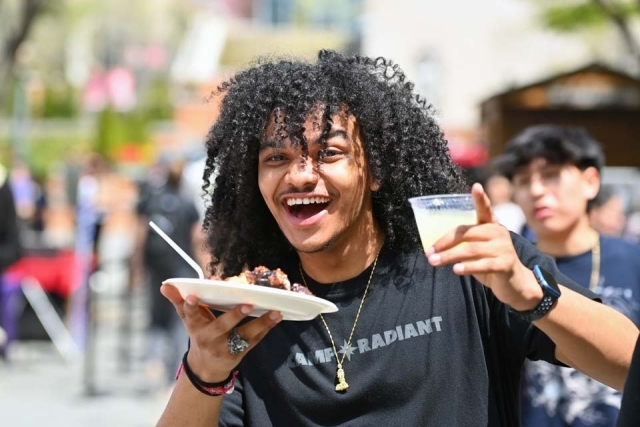 Student enjoying bbq at the Chartwells’ Blazing BBQ Brawl 