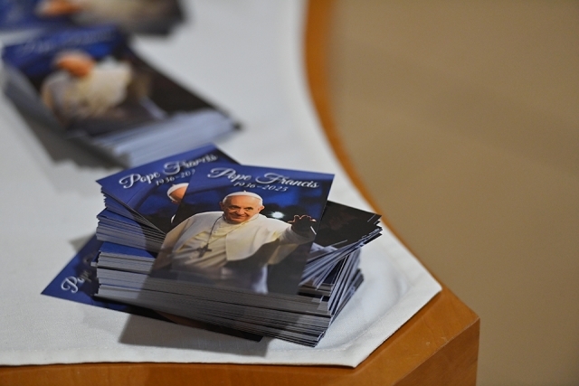 Prayer booklets of Pope Francis on a table