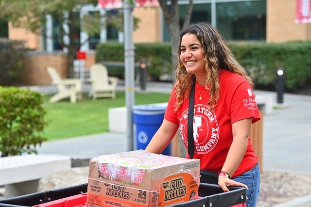 Female student moving into the SJU dorms