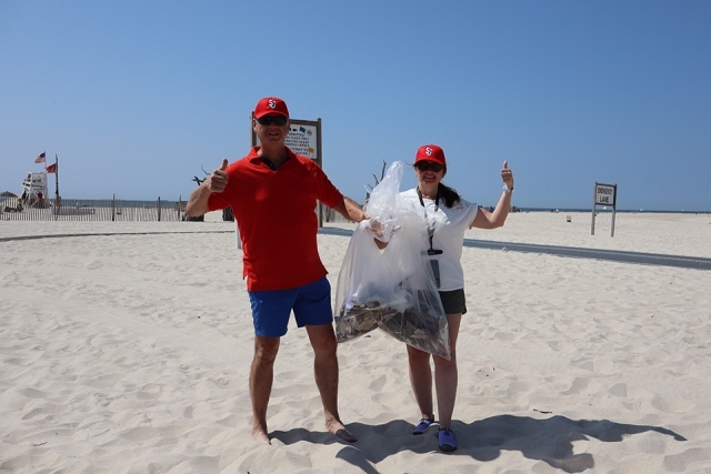 St. John's Alumni clean up the beach in SJU baseball caps