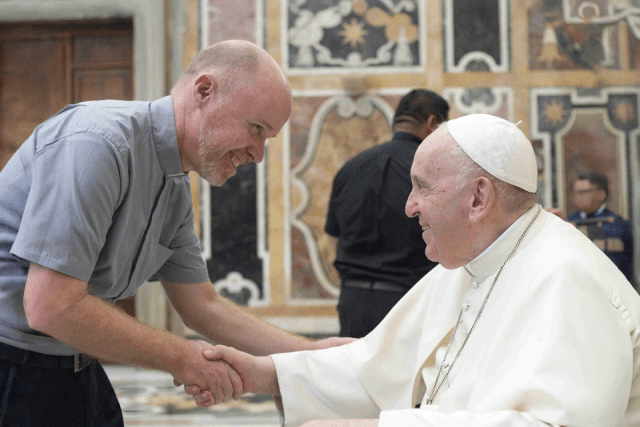 Father Fitzgerald greets Pope Francis during a 2023 visit.
