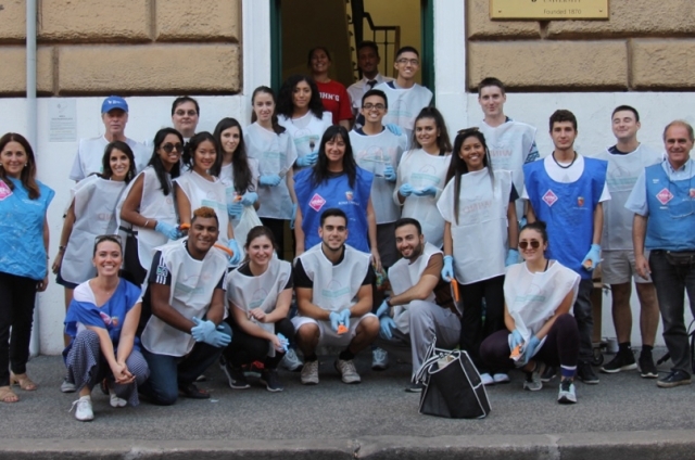 Group shot of students posing infront of St. John's Rome Campus