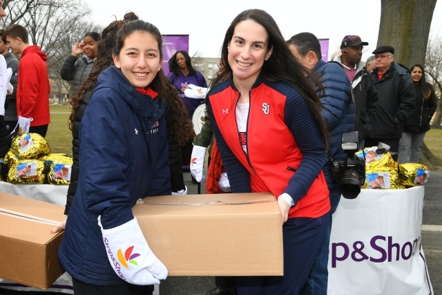 Student-Athletes Lend a Hand to Help Queens Families during Holiday 