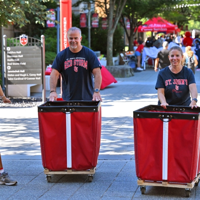 Parents getting their student moved on move-in day
