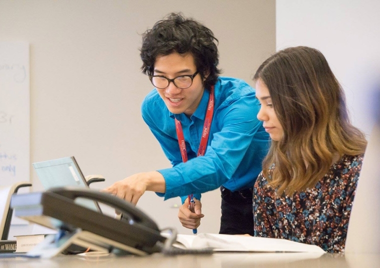 Raymond Pun pointing to computer of student