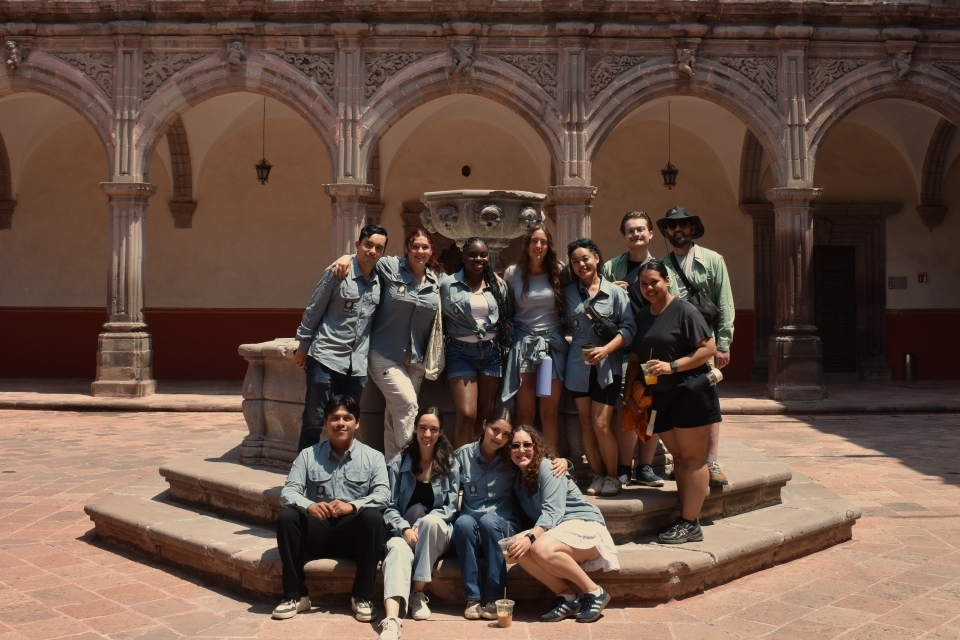 Group of students in Mexico for a service trip