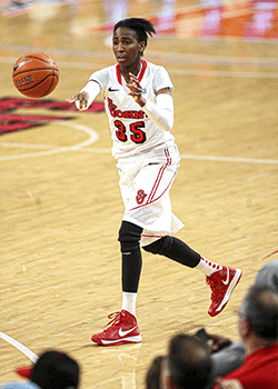 Shenneika Smith playing in a basketball game